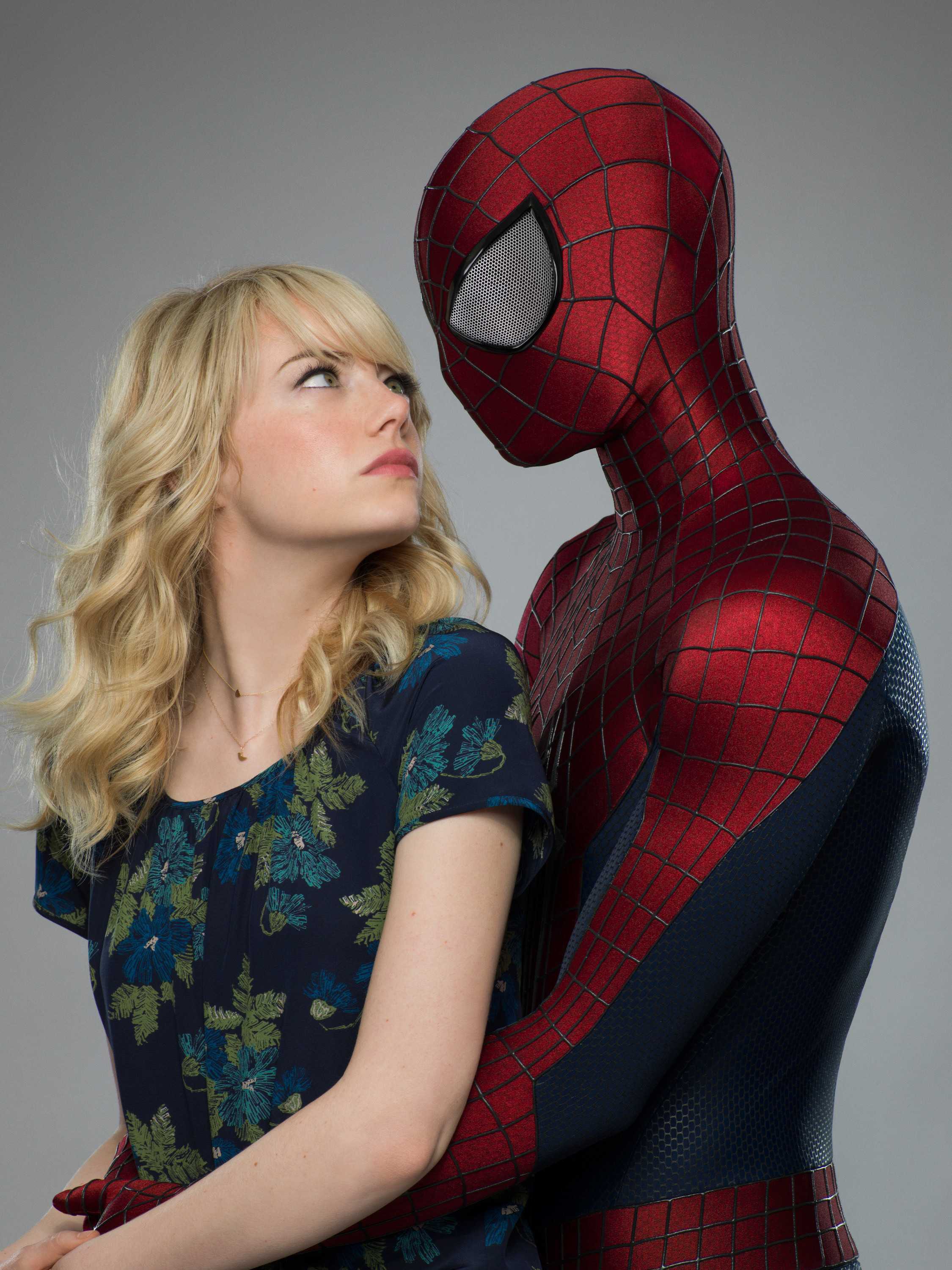 2 девушки в костюме человека паука. Гвен Стейси новый человек паук. Питер Паркер и Гвен Стейси 2012.